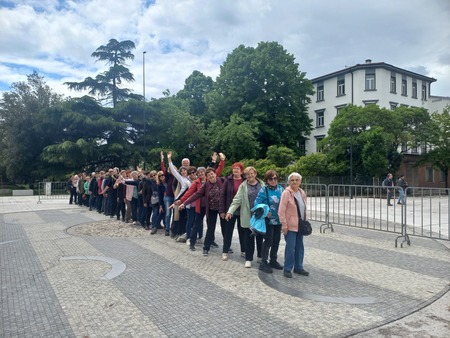 Na obeh straneh meje